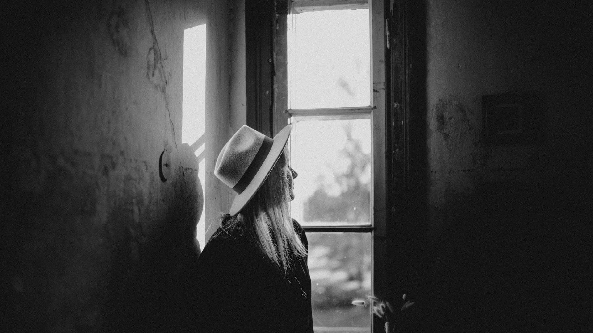 Martir după pereți