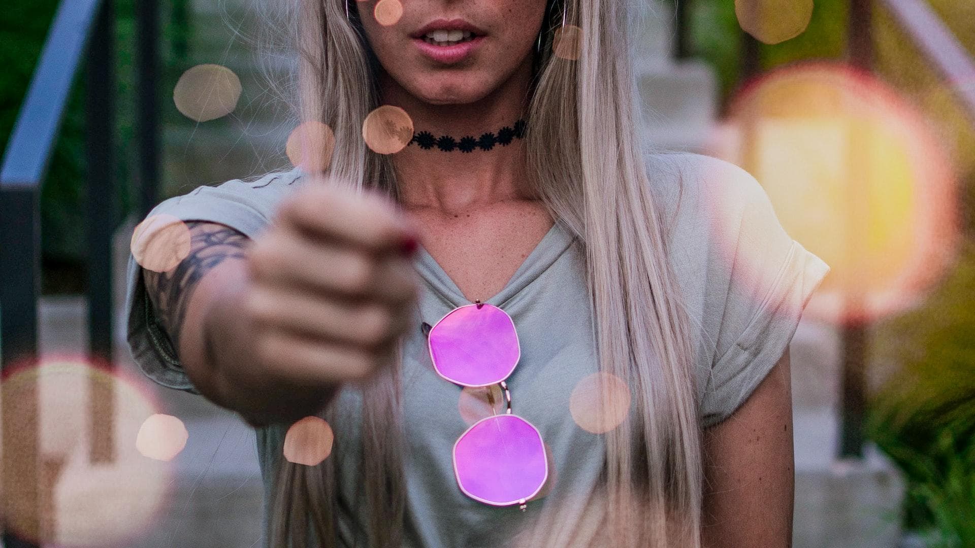 (Autor: Doruța Dumitru) Ne chinuim să ne turnăm în tipare strâmte făcute de și pentru alții. Societatea spune că trebuie